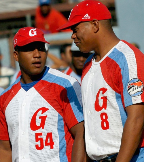 Despaigne (Izquierda) y Samón forman uno de los duetos más temibles en la pelota cubana  / FOTO Ismael Francisco